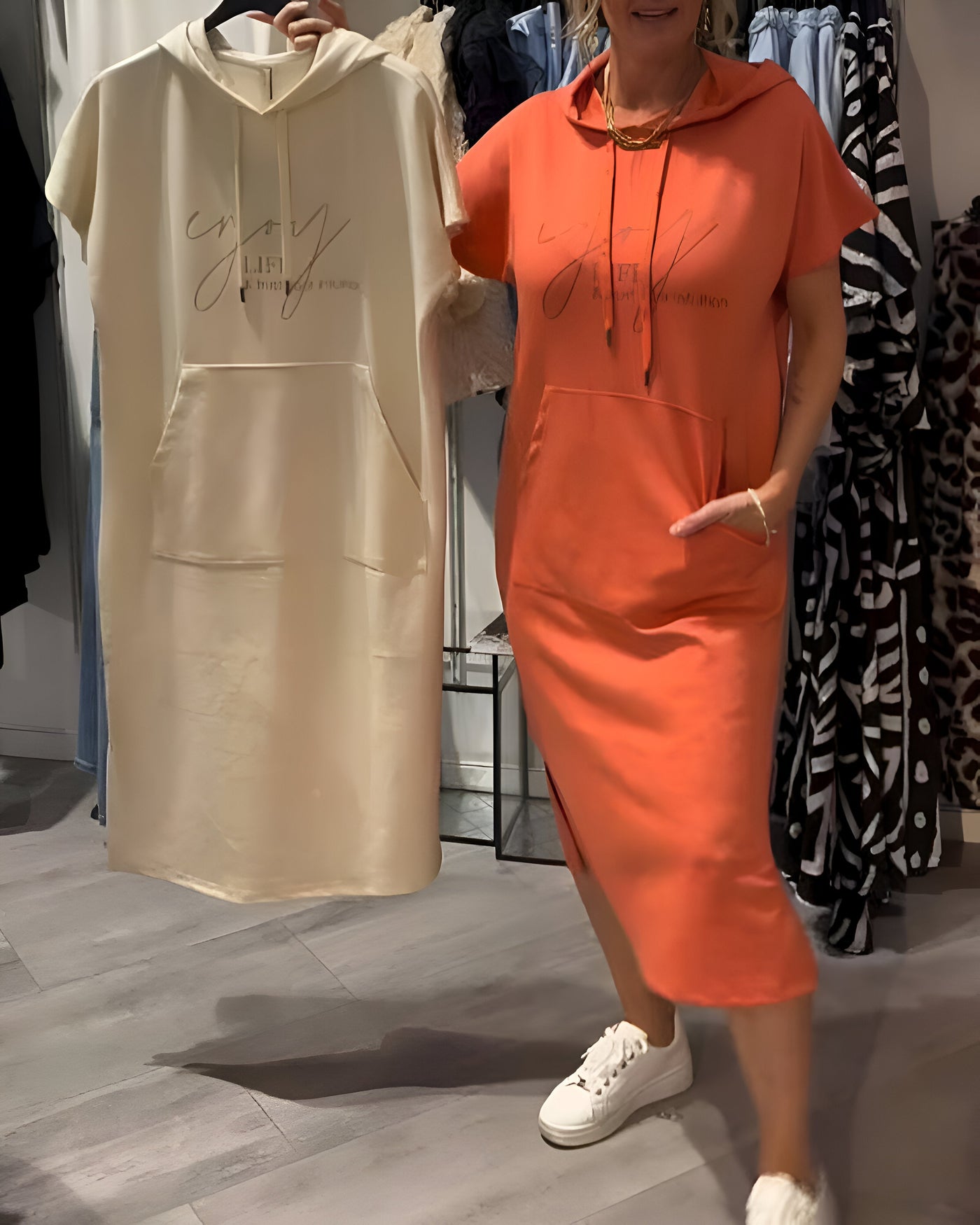 Elsa | Lässiges Kleid mit Kapuze und femininer Passform